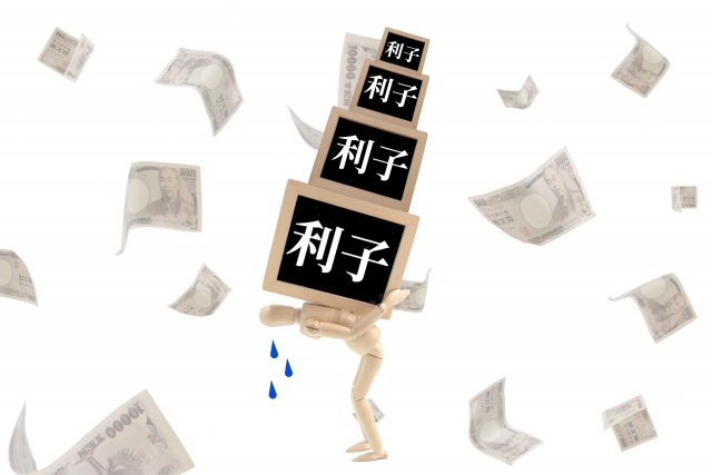 お金を手に頭を抱える。糸魚川市で債務整理の無料相談ができます